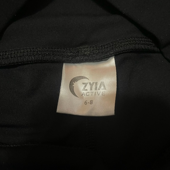 Zyia lot Gray Ombre Leggings, black leggings, and white sports bra - Picture 3 of 9